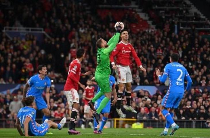 Aksi Cristiano Ronaldo saat Manchester United dikalahkan Atletico Madrid 0-1 di Liga Champions. (PAUL ELLIS / AFP)