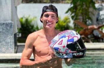 Potret Pria Beruntung yang Dapat Helm Pembalap MotoGP Aleix Espargaro