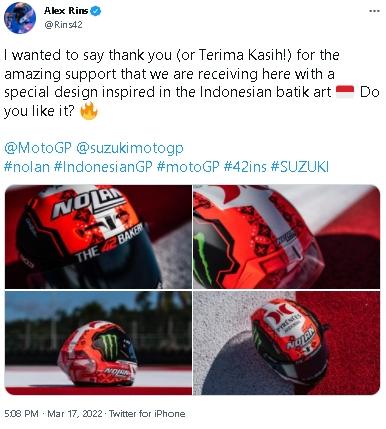 Alex Rins pamer helm motif batik. (Twitter/@alexrins)