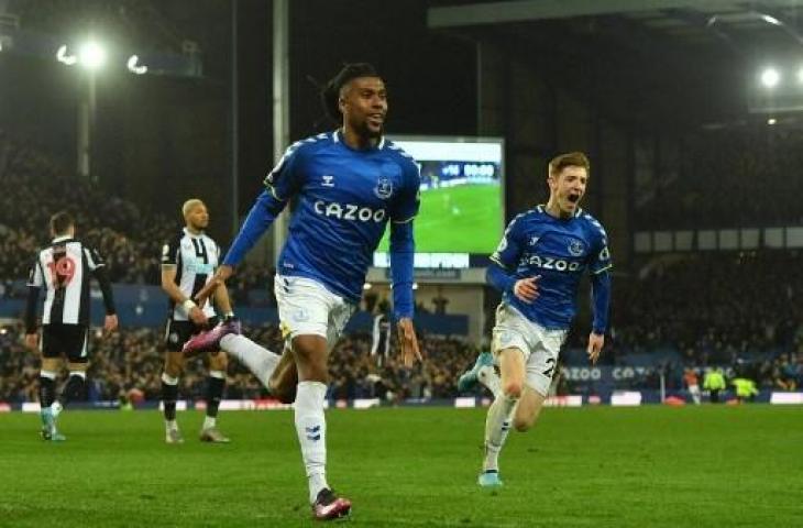 Alex Iwobi melakukan selebrasi saat mencetak gol kemenangan Everton atas Newcastle United di Liga Inggris. (ANTHONY DEVLIN / AFP)