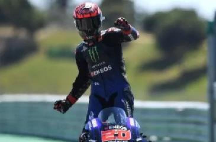 Rider Monster Yamaha Energy, Fabio Quartararo melakukan selebrasi usai memenangi MotoGP Portugal 2021 di Sirkuit Portimao, Minggu (18/4/2021) malam WIB. [PATRICIA DE MELO MOREIRA / AFP]