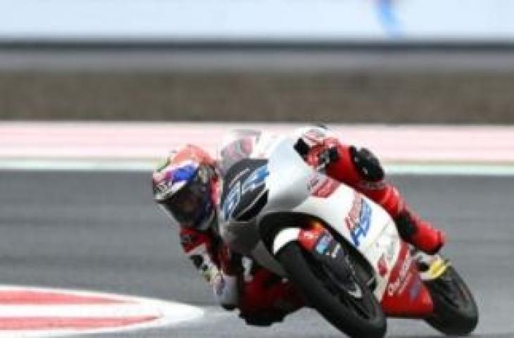 Pembalap Honda Team Asia Mario Suryo Aji memacu kecepatan sepeda motornya saat latihan bebas 3 (FP3) Moto3 seri Pertamina Grand Prix of Indonesia 2022 di Pertamina Mandalika International Street Circuit, Lombok Tengah, NTB, Sabtu (19/3/2022). Ajang balapan MotoGP seri kedua 2022 tersebut berlangsung pada 18-20 Maret 2022. ANTARA FOTO/Andika Wahyu