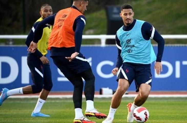 William Saliba berlatih bersama Timnas Prancis. (Franck Fife/AFP)