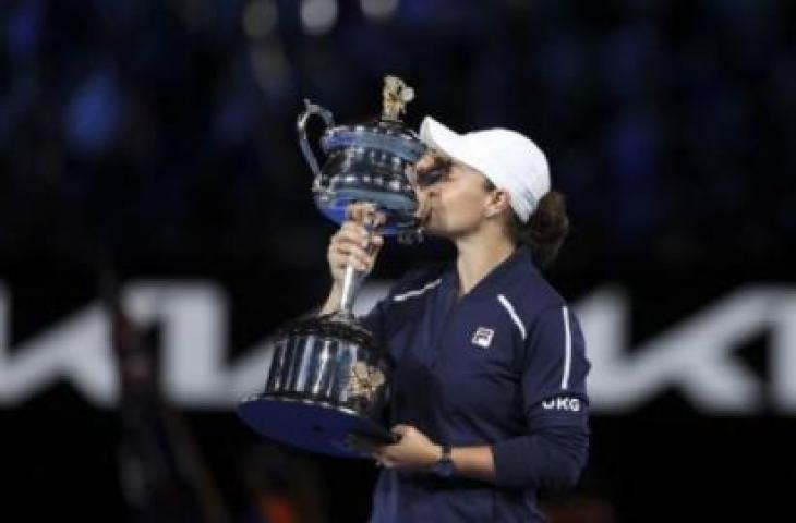 Petenis Australia, Ashleigh Barty mencium trofi setelah menang melawan Danielle Collins dari AS dalam pertandingan final tunggal putri pada hari ketiga belas turnamen tenis Australian Open 2022 di Melbourne pada 29 Januari 2022. (Martin KEEP / AFP).