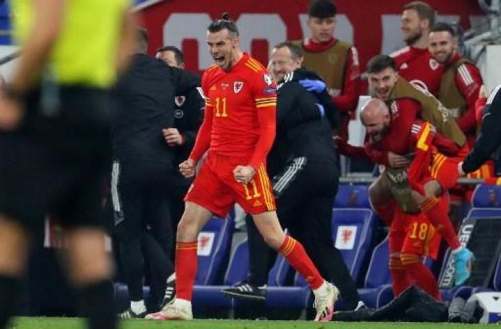 Selebrasi Gareth Bale saat cetak gol kemenangan Wales atas Austria dengan skor 2-1 di playoff Kualifikasi Piala Dunia 2022. (GEOFF CADDICK / AFP)