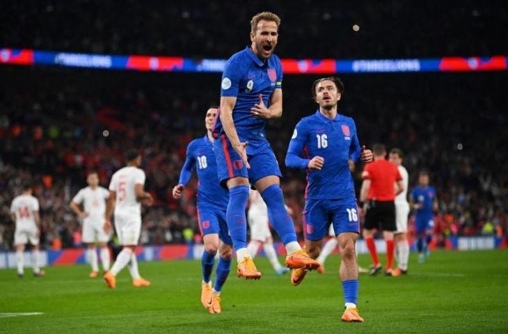 Striker timnas Inggris Harry Kane merayakan golnya dalam pertandingan persahabatan Inggris melawan Swiss di Stadion Wembley, London, Inggris, 26 Maret 2022. (REUTERS/DYLAN MARTINEZ)