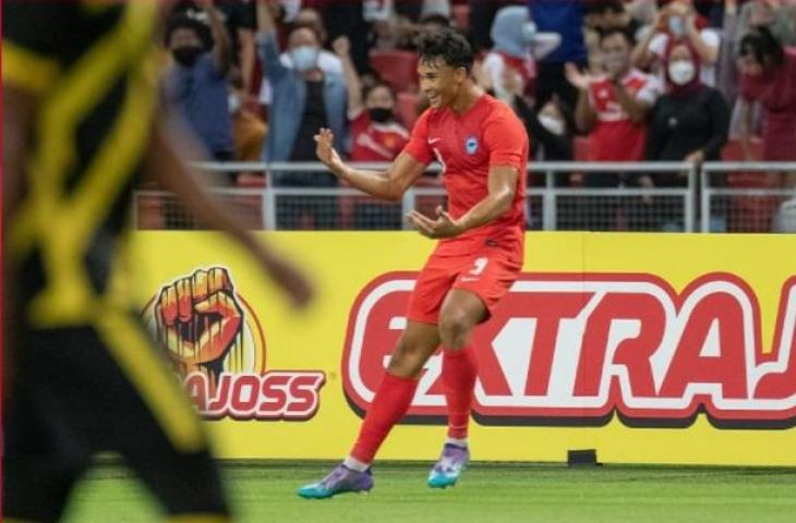 Striker Timnas Singapura, Ikhsan Fandi, usai mencetak gol ke gawang Malaysia, Sabtu (26/3/2022). (Instagram/@fas)