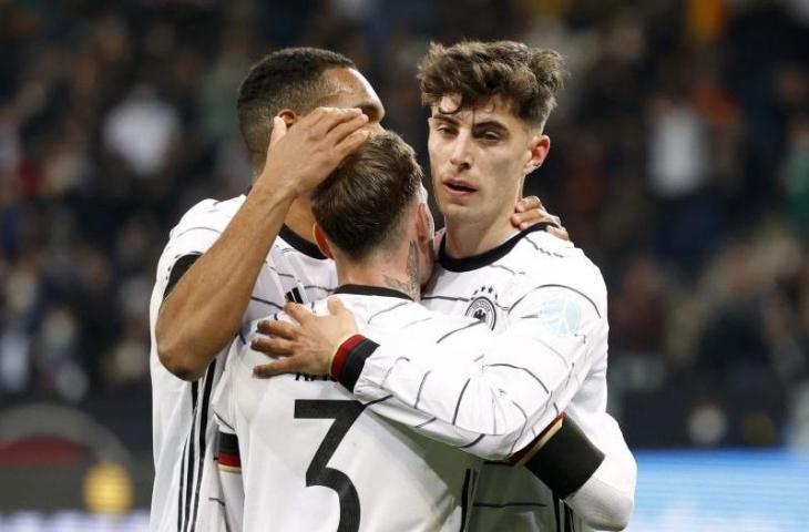 Pemain timnas Jerman Kai Havertz merayakan gol bersama rekan-rekan satu tim saat pertandingan persahabatan Jerman melawan Israel di PreZero Arena, Sinsheim, Jerman, 26 Maret 2022. (REUTERS/HEIKO BECKER)