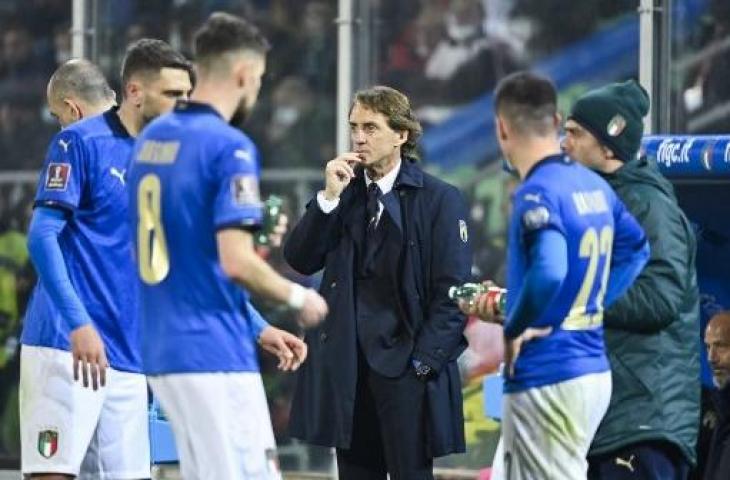 Roberto Mancini ketika mendampingi Timnas Italia dalam pertandingan melawan Makedonia Utara, Kamis (24/3/2022). (Alberto Pizzoli/AFP)