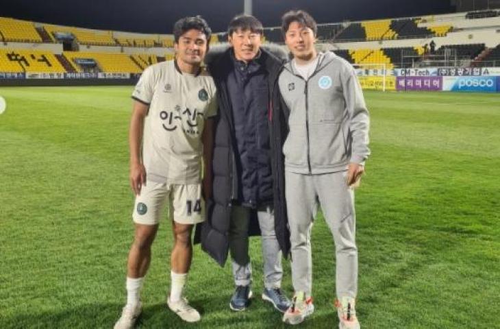 Pelatih Timnas Indonesia Shin Tae-yong, putranya Shin Jae-hyuk dan Asnawi Mangkualam. (Instagram/@shintaeyong7777)