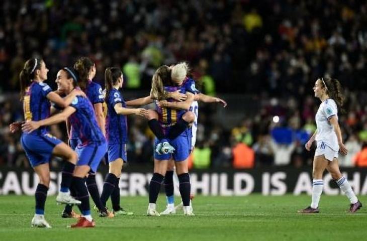 Camp Nou sesak dengan penonton saat pertandingan Barcelona vs Real Madrid di Liga Champions Wanita. (JOSEP LAGO / AFP)