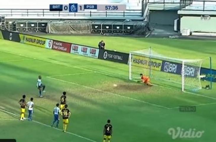 Tendangan penalti David da Silva jadi sorotan. (Vidio,com)