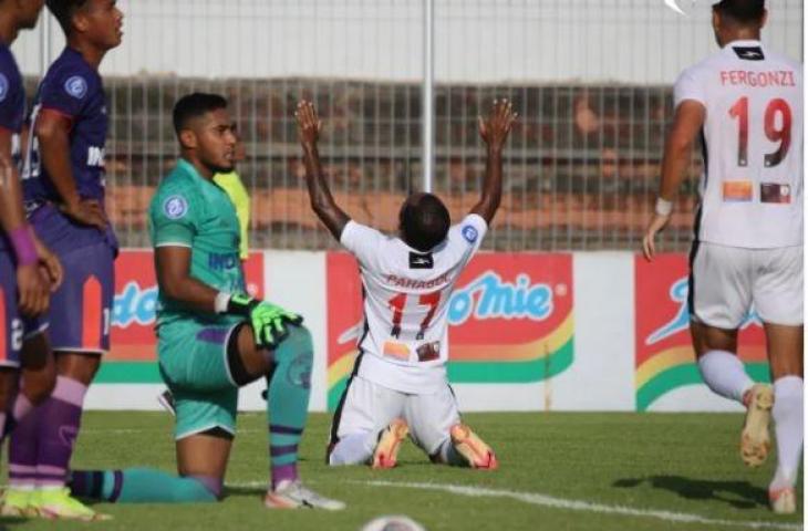 Selebrasi Yohanes Pahabol usai cetak gol saat Persipura Jayapura hajar Persita Tangerang 3-0 di Liga 1 2021. (Instagram/liga1match)