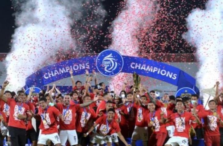 Sejumlah pemain Bali United merayakan kegembiraan saat penganugerahan Juara Liga 1 di Stadion Kapten I Wayan Dipta, Gianyar, Bali, Kamis (31/3/2022). Bali United berhasil menjadi juara Liga 1 2021/2022. ANTARA FOTO/Fikri Yusuf