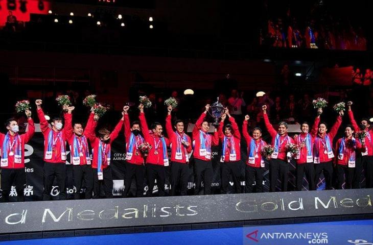 Pemain Indonesia merayakan kemenangan Piala Thomas di Aarhus, Denmark (17/10/2021). ANTARA/Claus Fisker/Ritzau Scanpix via REUTERS/pri. (Ritzau Scanpix via REUTERS/RITZAU SCANPIX)