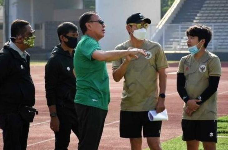 Ketum PSSI, Mochamad Iriawan berbincang dengan pelatih Timnas Indonesia Shin Tae-yong di Stadion Madya, Jakarta, Sabtu (15/8/2020). [Dok. PSSI]