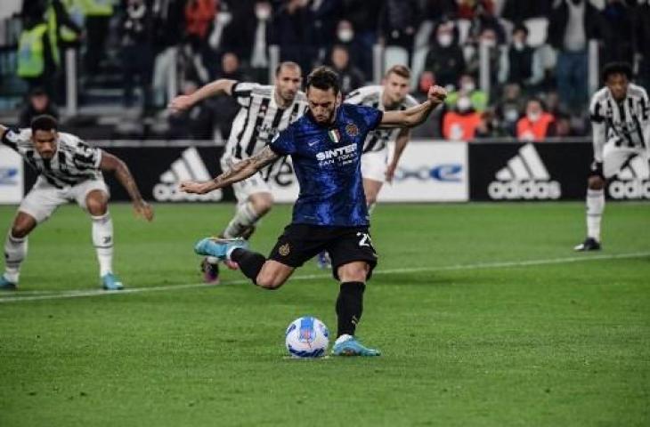 Hakan Calhanoglu jadi bintang kemenangan Inter Milan atas Juventus berkat gol tunggalnya lewat penalti. (AFP)