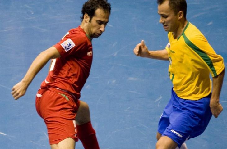 Mohammad Hashemzadeh saat membela Timnas Iran vs Brasil di Piala Dunia Futsal 2008. (Antonio Scorza/AFP)