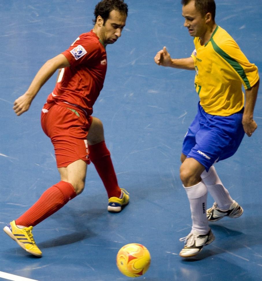 Mohammad Hashemzadeh saat membela Timnas Iran vs Brasil di Piala Dunia Futsal 2008. (Antonio Scorza/AFP)