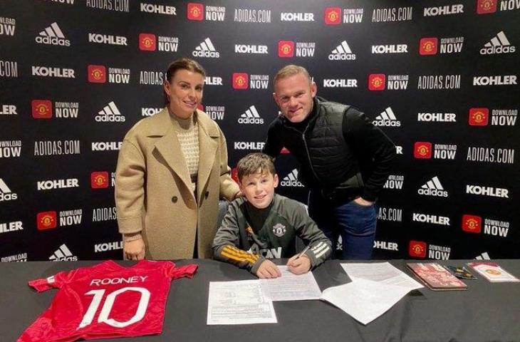 Anak Wayne Rooney, Kai Rooney, saat tanda tangan kontrak bersama akademi Manchester United. (Twitter)