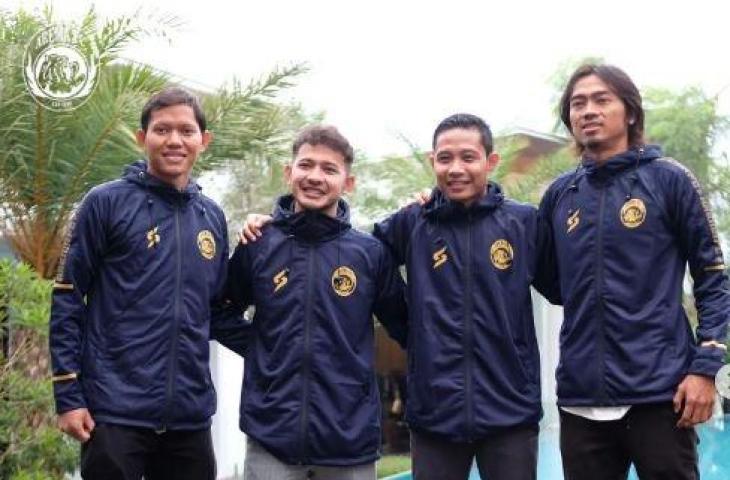 Empat pemain baru Arema FC, Evan Dimas, Adam Alis, Gian Zola hingga Andik Rendika Rama. (Instagram/aremafcofficial)