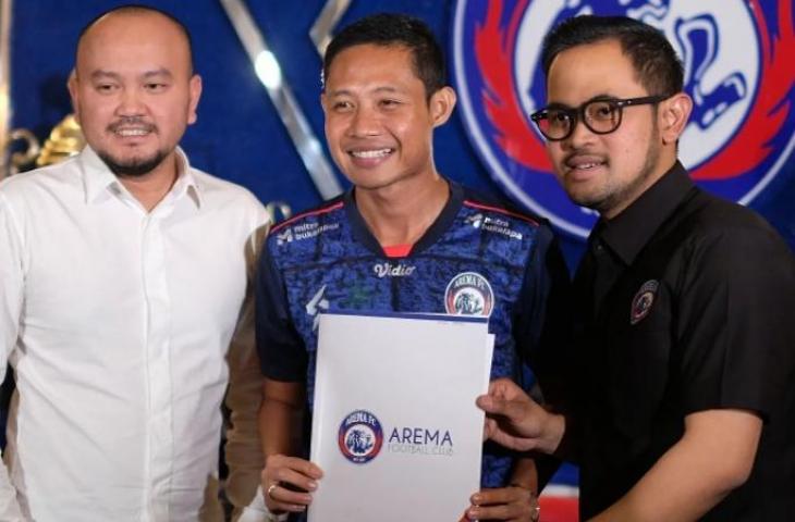 Evan Dimas saat diperkenalkan sebagai pemain baru Arema FC. (Instagram/@aremafcofficial)