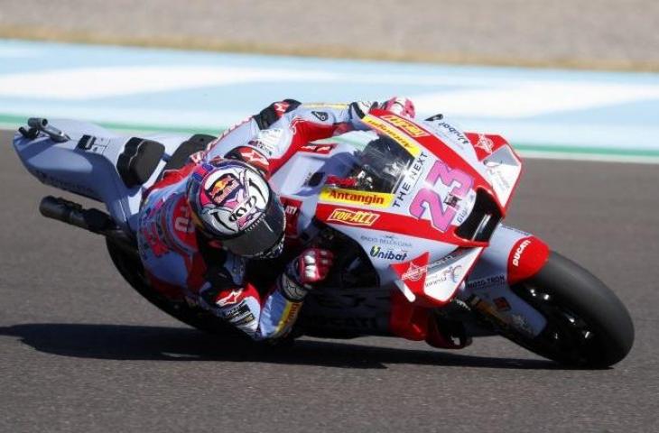 Pebalap tim Gresini Racing Enea Bastianini menjalani Grand Prix Argentina di Sirkuit Termas de Rio Hondo. (3/4/2022) (ANTARA/REUTERS/AGUSTIN MARCARIAN)