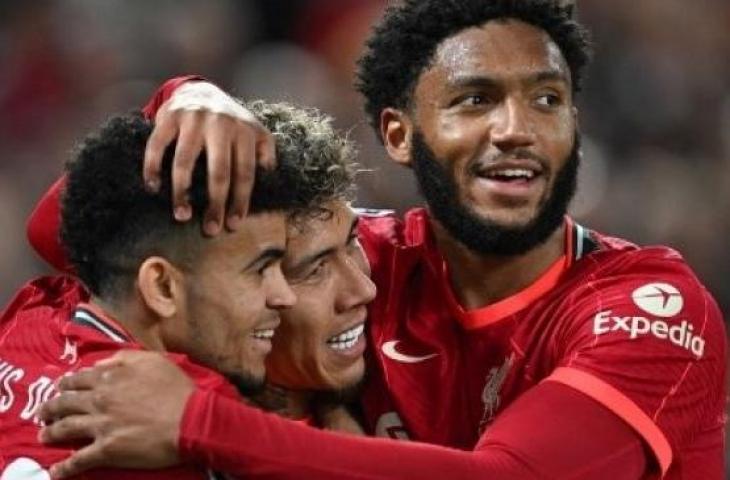 Gelandang Liverpool Roberto Firmino (tengah) melakukan selebrasi dengan rekan setimnya Luis Diaz (kiri) dan Joe Gomez (kanan) setelah mencetak gol kedua timnya pada pertandingan sepak bola leg kedua perempat final Liga Champions UEFA antara Liverpool dan Benfica di Stadion Anfield, di Liverpool, pada 13 April 2022. Paul ELLIS/AFP