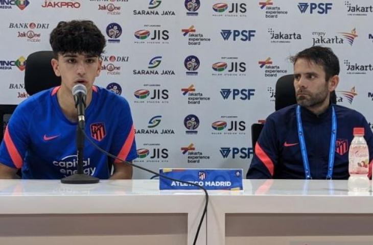 Pelatih tim U-18 Atletico Madrid Daniel Perez (kanan) dan pemainnya Jacobo Lorenzo usai menjalani laga International Youth Championship (IYC) 2021 kontra skuad U-18 Barcelona di Stadion Internasional Jakarta (JIS), Jakarta, Jumat (15/4/2022). (ANTARA/Michael Siahaan)