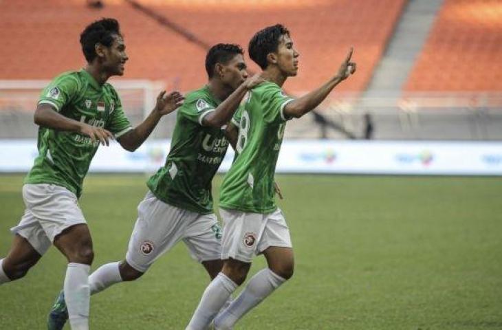 Pesepak bola Indonesia All Stars U-20 M. Taufany Muslihuddin (kanan) melakukan selebrasi usai mencetak gol saat bertanding melawan Bali United U-18 pada International Youth Championship (IYC) 2021 di Jakarta International Stadium, Jakarta, Jumat (15/4/2022). Indonesia All Stars U-20 menang atas Bali United U-18 dengan skor 3-0. ANTARA FOTO/Dhemas Reviyanto/foc.