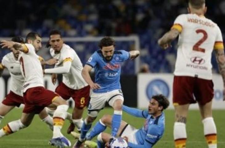 Pemain Napoli Mario Rui berusaha melewati sejumlah pemain AS Roma dalam Liga Italia pada 19 April 2022. ANTARA/REUTERS/CIRO DE LUCA