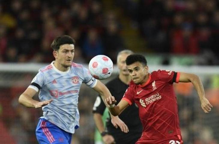 Bek Manchester United Inggris, Harry Maguire, (kiri) berebut bola dengan gelandang Liverpool, Luis Diaz, selama pertandingan Liga Inggris antara Liverpool vs Manchester United di Anfield di Liverpool, pada 19 April 2022. (Oli Scarff/AFP)