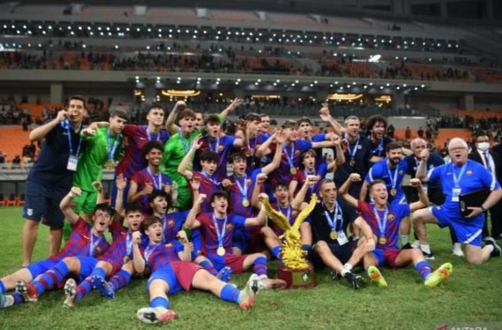 Sejumlah pesepak bola, official, dan pelatih Barcelona U-18 berpose di dekat trofi usai bertanding melawan Atletico Madrid U-18 pada final International Youth Championship (IYC) 2021 di Jakarta International Stadium, Jakarta, Selasa (19/4/2022). ANTARA FOTO/Hafidz Mubarak A/nym.