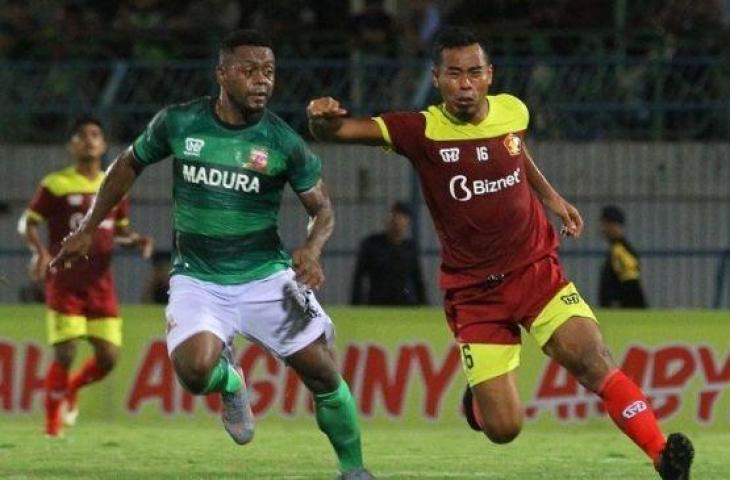 David Laly (kiri) saat membela Madura United di pertandingan babak penyisihan Grup A Piala Gubernur Jawa Timur 2020 di Stadion Gelora Bangkalan (SGB), Bangkalan, Jawa Timur, Rabu (12/2/2020). (ANTARA FOTO/Moch Asim/aww)