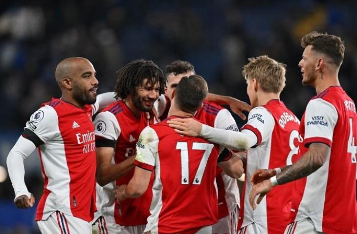 Pemain Arsenal merayakan kemenangan atas Chelsea 4-2 di lanjutan Liga Inggris, Kamis (21/4/2022) dini hari WIB. (AFP/Glyn Krik)