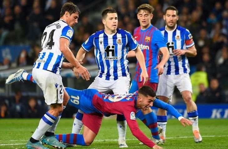 Pertandingan Barcelona vs Rral Saciedad di Anoeta Stadium pada Jumat  (22/4/2022) dini hari WIB. (AFP/Ander Gillenea)