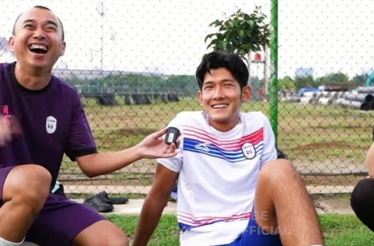 Rekrutan anyar Rans Cilegon FC Meru Kimura diapit Denny Abal serta Tiphaine Poulon. (YouTube/Rans Cilegon FC).