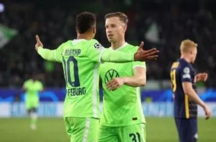 Penyerang Wolfsburg Lukas Nmecha (kiri) merayakan gol kedua timnya dengan gelandang Wolfsburg Jerman Yannick Gerhardt guna memimpin 2:1 pada pertandingan sepak bola grup G Liga Champions UEFA menghadapi FC Salzburg pada 2 November 2021 di Wolfsburg, Jerman. Ronny HARTMANN / AFP