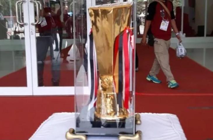 Trofi Piala Menpora 2021. [Antara Foto / Michael Siahaan]