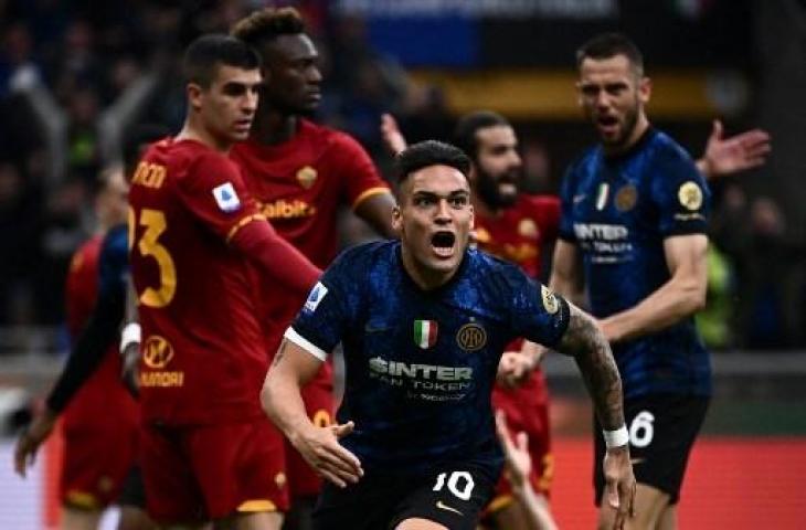 Lautaro Martinez melakukan selebrasi usai cetak gol saat Inter Milan hajar AS Roma 3-1. (AFP)