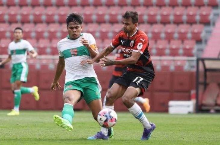 Pemain senior Timnas Indonesia U-23, Fachruddin Aryanto saat berhadapan dengan penggawa Pohang Steelers dalam pertandingan uji coba. (Dok. PSSI)