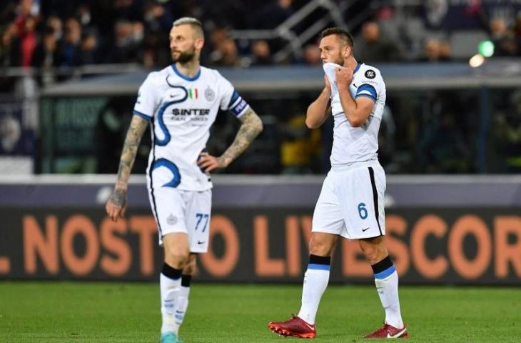 Ekpresi lesu Stefan de Vrij dan Macelo Brozovic (kiri) setelah Inter Milan dikalahkan Bologna dalam pertandingan Serie A pada 28 April 2022. ANTARA/REUTERS/JENNIFER LORENZINI