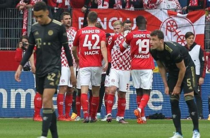 Pemain Bayern Munich tertunduk lesu saat dikalahkan Mainz 05 1-3. (AFP)