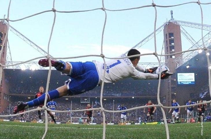 Aksi kiper Sampdoria, Emil Audero Mulyadi saat gagalkan tendangan penalti pemain Genoa. (Twitter/@FT_Italiano)