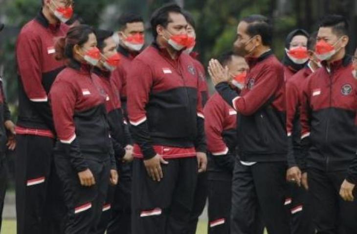 Presiden Joko Widodo (keempat kiri depan) berjalan bersama Ketua Komite Olimpiade Indonesia (KOI) Raja Sapta Oktohari (keempat kanan depan), Menpora Zainudin Amali (ketiga kiri depan), Chef de Mission (CdM) kontingen Indonesia untuk SEA Games 2021 Ferry Kono (ketiga kanan depan) usai berfoto bersama para atlet saat pelepasan kontingen Indonesia untuk SEA Games 2021 di halaman Istana Merdeka, Jakarta, Senin (9/5/2022). [ANTARA FOTO/Hafidz Mubarak A/rwa]