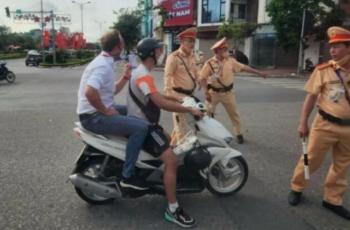 Viral Bonceng Sepada Motor Tanpa Helm, Pelatih Thailand U-23 Beri Penjelasan