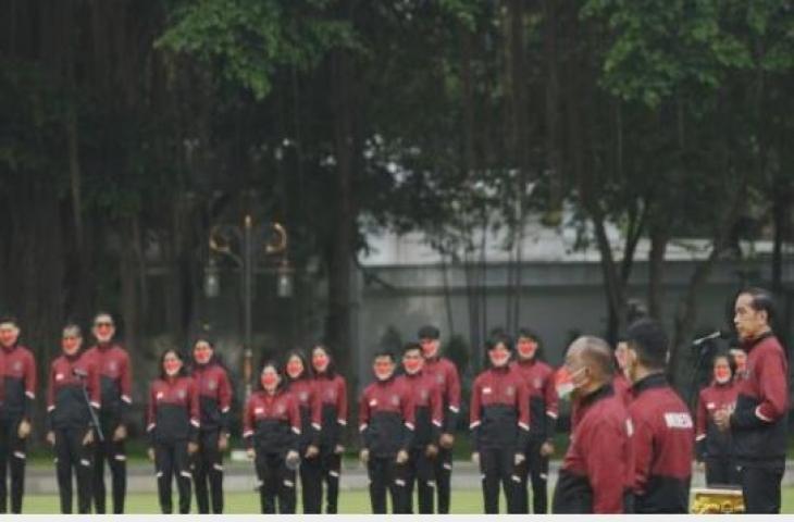 Presiden Joko Widodo (keempat kiri depan) berjalan bersama Ketua Komite Olimpiade Indonesia (KOI) Raja Sapta Oktohari (keempat kanan depan), Menpora Zainudin Amali (ketiga kiri depan), Chef de Mission (CdM) kontingen Indonesia untuk SEA Games 2021 Ferry Kono (ketiga kanan depan) usai berfoto bersama para atlet saat pelepasan kontingen Indonesia untuk SEA Games 2021 di halaman Istana Merdeka, Jakarta, Senin (9/5/2022). [ANTARA FOTO/Hafidz Mubarak A/rwa]