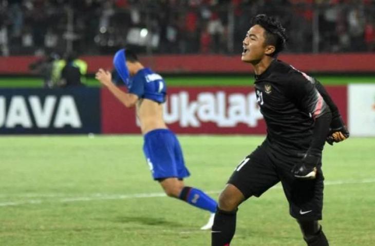 Kiper andalan Timnas Indonesia U-16, Ernando Ari Sutaryadi (kanan). [ANTARA FOTO/M Risyal Hidayat]