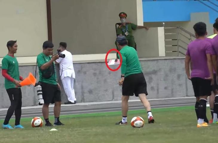 Pelatih Timnas Indonesia U-23, Shin Tae-yong, menangkap kodok di sesi latihan SEA Games 2021. (YouTube/Bongdaplus)