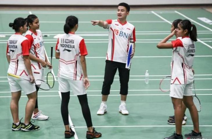 Pelatih tunggal putri Indonesia Morico Harda (keempat kiri) memberi arahan kepada pemainnya saat berlatih di Gedung Kementerian Pertahanan Thailand di Bangkok, Thailand, Sabtu (7/5/2022). ( ANTARA FOTO/M Risyal Hidayat/hp.)